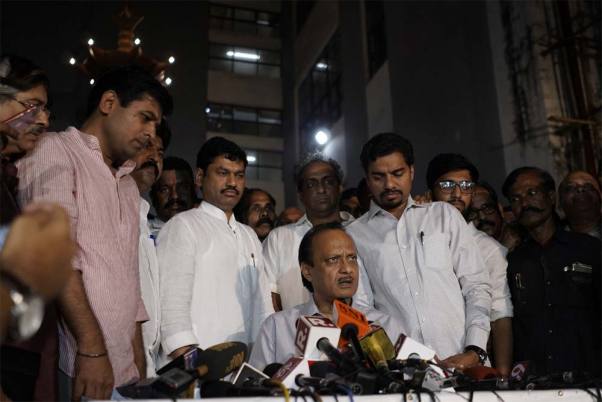 महाराष्ट्र में राज्यपाल से निमंत्रण मिलने के बाद मीडिया को संबोधित करते एनसीपी नेता अजीत पवार