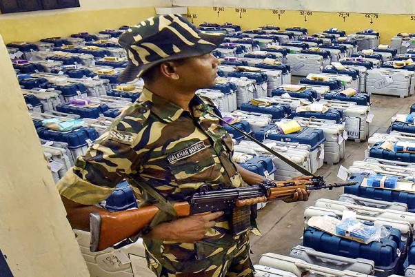 ईवीएम की सुरक्षा: पटना में स्ट्रॉन्ग रूम के बाहर तैनात सीमा सुरक्षा बल का जवान