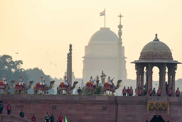 बीटिंग रिट्रीट समारोह में ऊंट पर सवार सीमा सुरक्षा बल (बीएसएफ)