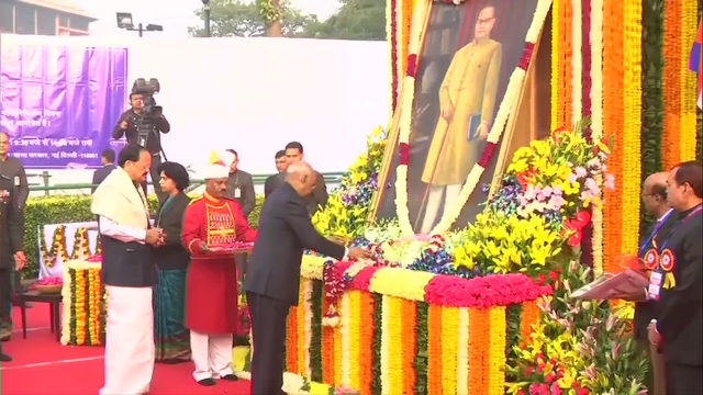 राजधानी दिल्ली में बीआर आंबेडकर की पुण्यतिथि पर श्रद्धांजलि देते प्रधानमंत्री नरेंद्र मोदी, राष्ट्रपति राम नाथ कोविंद और उपराष्ट्रपति एम वेंकैया नायडू