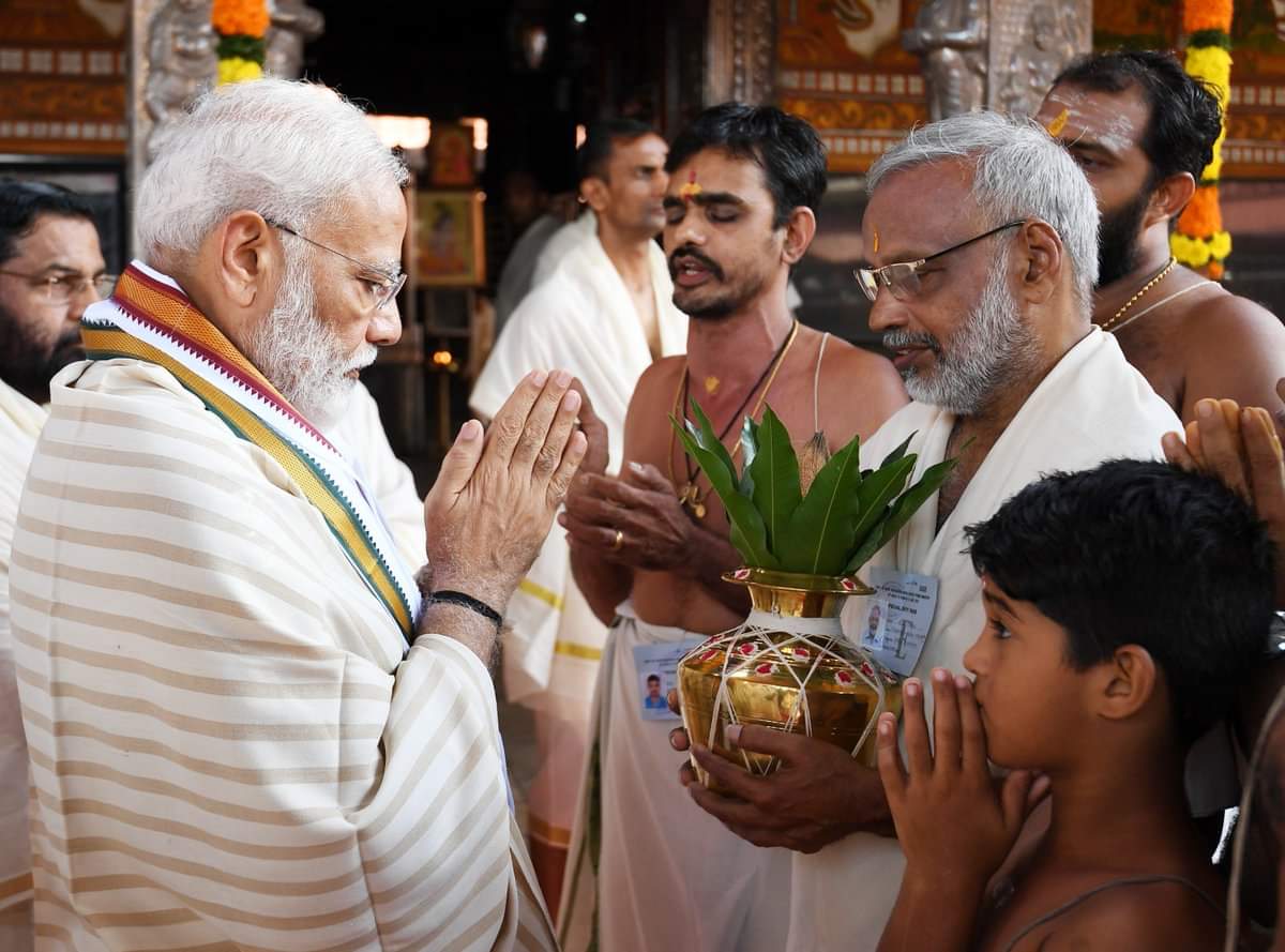 केरल के गुरुवयूर मंदिर में विशेष पूजा करते पीएम नरेंद्र मोदी