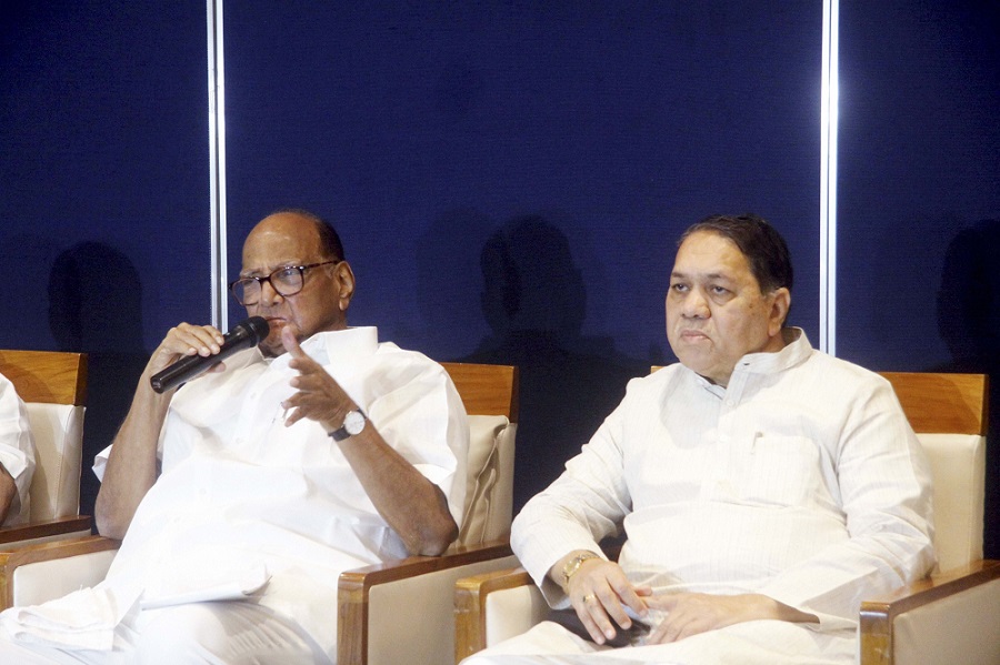 पुणे में प्रेस कॉन्फ्रेंस को संबोधित करते राष्ट्रवादी कांग्रेस पार्टी के प्रमुख शरद पवार