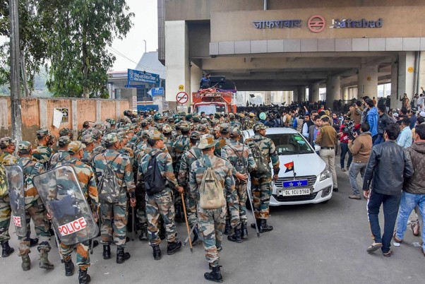 नई दिल्ली में सीएए और एनआरसी के खिलाफ चल रहे विरोध प्रदर्शन के दौरान जाफराबाद मेट्रो स्टेशन के बाहर तैनात पुलिसकर्मी