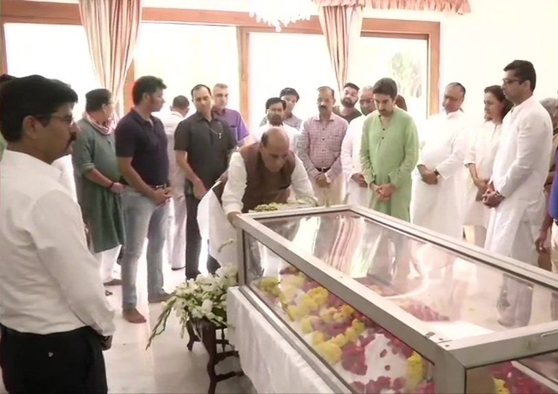 वरिष्ठ वकील और पूर्व केंद्रीय मंत्री राम जेठमलानी को श्रद्धांजलि देते रक्षा मंत्री राजनाथ सिंह
