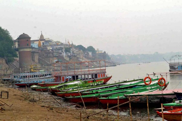 कोविड-19 संकट के मद्देनजर लगाए गए लॉकडाउन के बीच बनारस के अस्सी घाट का दृश्य