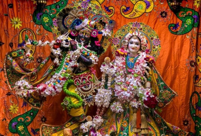 वृंदावन के इस्कॉन मंदिर में जन्माष्टमी के अवसर पर श्रीकृष्ण और राधा के दर्शन