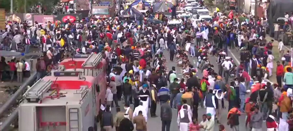 हरियाणा: कृषि कानूनों के विरोध में दिल्ली कूच करने के लिए करनाल के कर्ण झील क्षेत्र के पास बड़ी संख्या में किसान