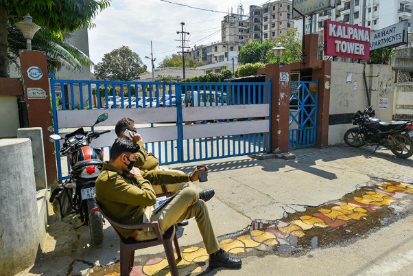 कानपुर में बॉलीवुड गायिका कनिका कपूर के कोरोना टेस्ट पॉजिटिव पाए जाने के बाद कल्पना टॉवर के बाहर सुरक्षात्मक फेस मास्क पहने सुरक्षाकर्मी