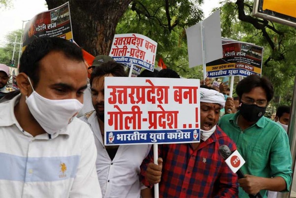 भारतीय युवा कांग्रेस के कार्यकर्ता यूपी में कानून व्यवस्था को लेकर दिल्ली के यूपी भवन के सामने “उत्तर प्रदेश बना गोली-प्रदेश...!” का बैनर लेकर प्रदर्शन करते हुए