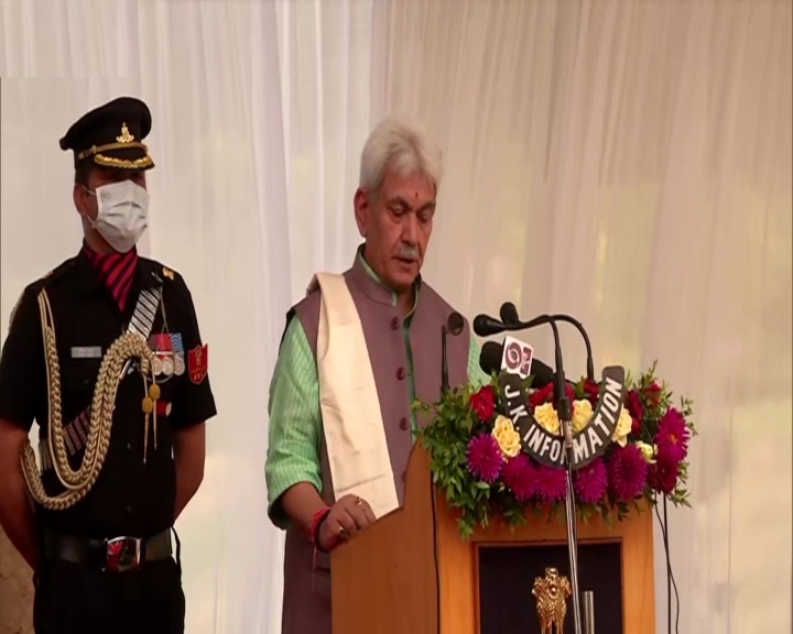 जम्मू-कश्मीर के नए उपराज्यपाल के रूप में शपथ लेते मनोज सिन्हा