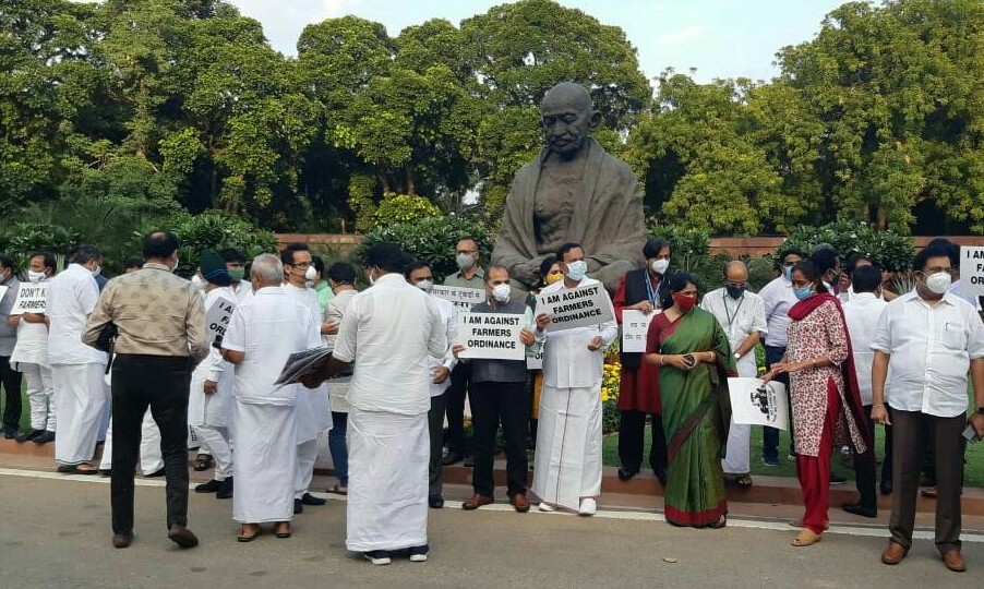 दिल्ली: विपक्षी सांसदों ने हाल ही में पारित कृषि विधेयकों के खिलाफ संसद परिसर में विरोध प्रदर्शन किया