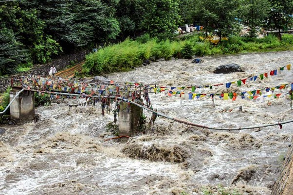 कुल्लू जिले में भारी बारिश के कारण बढ़ा ब्यास नदी का जलस्तर