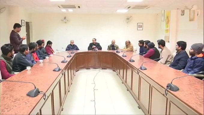 जवाहरलाल नेहरू विश्वविद्यालय के छात्रों के साथ बातचीत करते कुलपति एम जगदीश कुमार