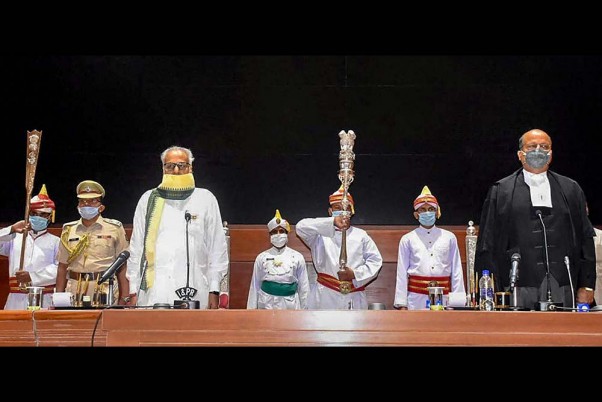 ओडिशा हाईकोर्ट के 31वें मुख्य न्यायाधीश के पद की शपथ लेते जस्टिस मोहम्मद रफीक