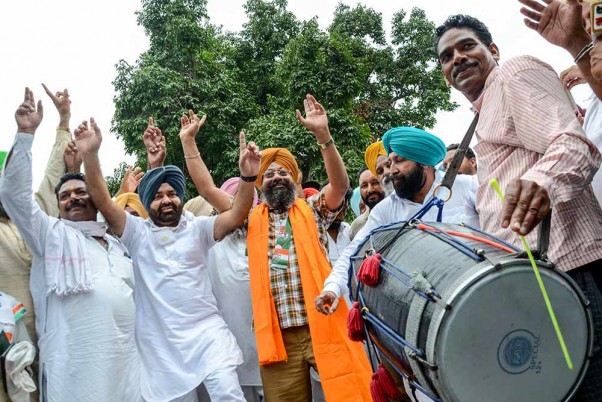 नवजोत सिंह सिद्धू के पंजाब कांग्रेस अध्यक्ष  के रूप में नियुक्त होने के बाद जश्न मनाते कांग्रेस पार्टी के कार्यकर्ता और समर्थक