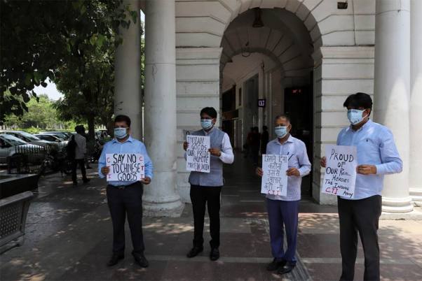 नई दिल्ली के कनॉट प्लेस में चाइना एंबेसी रेस्टोरेंट के बाहर हाथों में तख्तियां लिए चाइनीज उत्पादों का विरोध करते लोग
