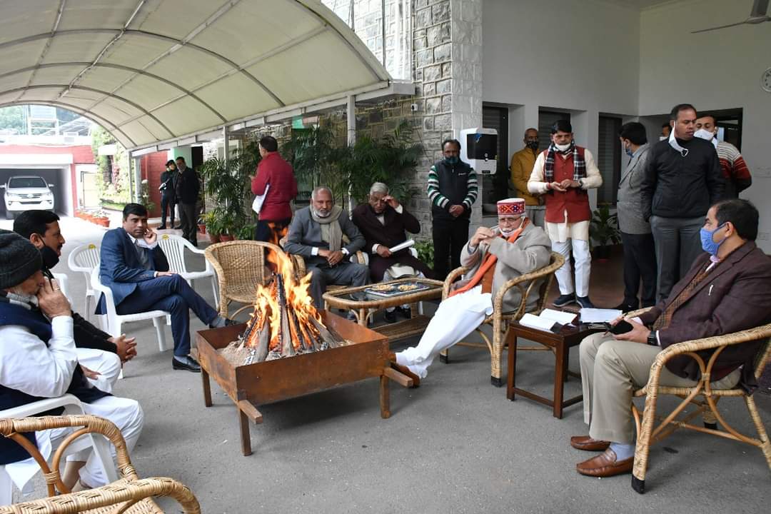 हरियाणा के सीएम मनोहर लाल खट्टर लोहड़ी के अवसर पर अपने अन्य लोगों के साथ