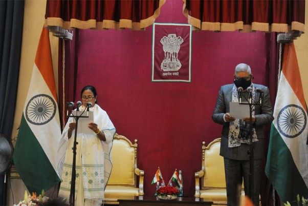 पश्चिम बंगाल के राज्यपाल जगदीप धनखड़ ने कोलकाता के राजभवन में टीएमसी सुप्रीमो ममता बनर्जी के दिलाई शपथ