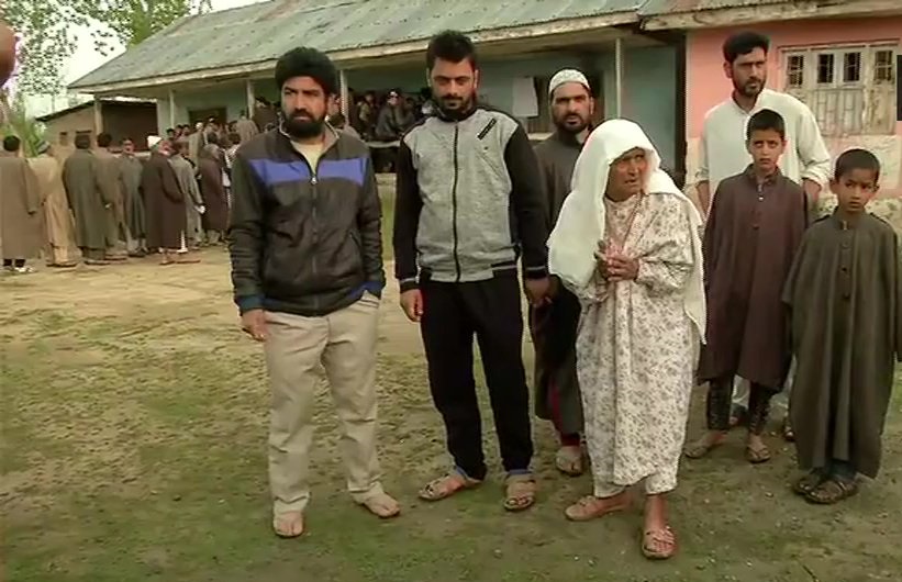 जम्मू और कश्मीर  के बांदीपोरा में पोलिंग बूथ नंबर 97 का दृश्य, जहां लोक सभा चुनाव 2019 के लिए मतदान चल रहा है