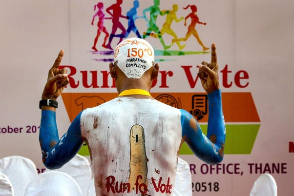 ठाणे में महाराष्ट्र विधानसभा चुनाव से पहले मतदान जागरूकता पैदा करने के लिए 'रन फॉर वोट' कार्यक्रम के दौरान एक युवक