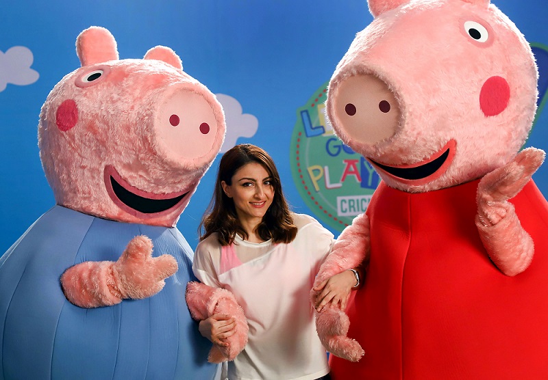 बॉलीवुड अदाकारा सोहा अली खान बच्चों के कार्टून कैरेक्टर पेप्पा पिग और जॉर्ज के साथ मुंबई में पोज देती हुईं