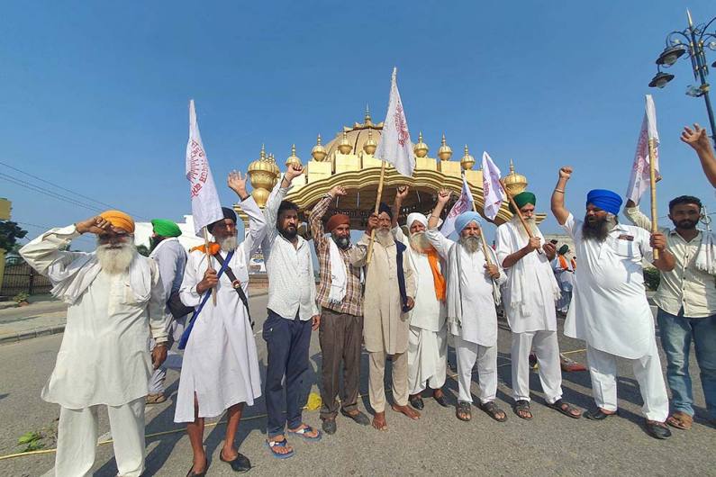 अमृतसर में केंद्र सरकार के कृषि सुधार कानूनों के खिलाफ भारत बंद के दौरान विभिन्न संगठनों के किसानों द्वारा गोल्डन गेट पर विरोध प्रदर्शन