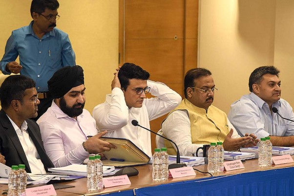 मुंबई में बीसीसीआई मुख्यालय में आम सभा की बैठक के दौरान बीसीसीआई के अध्यक्ष सौरव गांगुली और अन्य