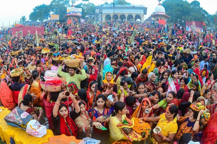 प्रयागराज में छठ पूजा के अवसर पर सूर्योदय के समय पूजा करते श्रद्धालु