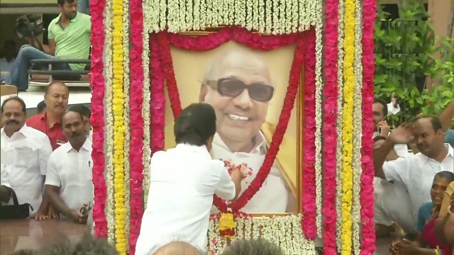चेन्नई में एम करुणानिधि को उनकी जयंती पर श्रद्धांजलि अर्पित करते डीएमके अध्यक्ष एमके स्टालिन