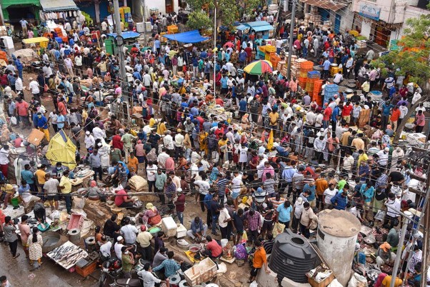 लॉकडाउन में कुछ घंटे छूट मिलने के दौरान हैदराबाद के बाजार का नजारा