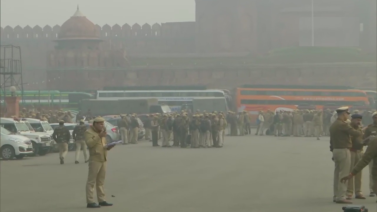 नागरिकता संशोधन कानून के खिलाफ प्रदर्शन के कारण सड़कों पर दिल्ली पुलिस के बैरिकेड, लाल किले के पास लगाई गई धारा-144