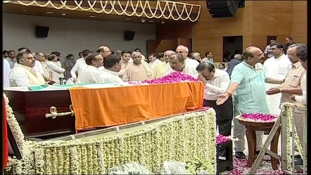 भाजपा मुख्यालय में पूर्व वित्त मंत्री अरुण जेटली को श्रद्धांजलि देते लोग