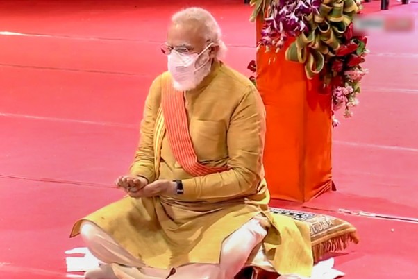 अयोध्या में राम जन्मभूमि स्थल पर राम मंदिर निर्माण के लिए भूमि पूजन के दौरान प्रधानमंत्री नरेंद्र मोदी
