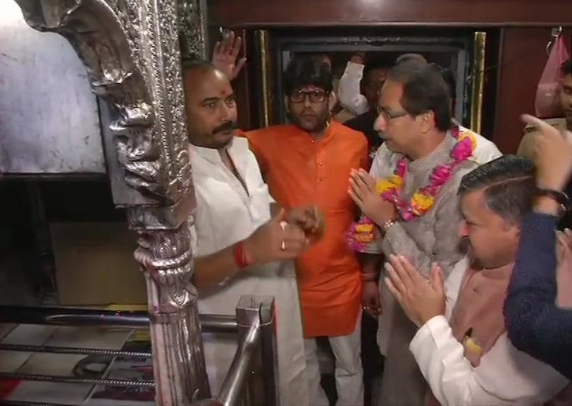 वाराणसी में काल भैरव मंदिर में पूजा अर्चना करते शिवसेना प्रमुख उद्धव ठाकरे