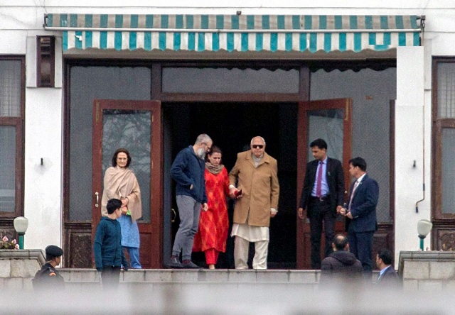 रिहाई से छूटे नेशनल कॉन्फ्रेंस नेता फारूक अब्दुल्ला ने आज अपने बेटे उमर अब्दुल्ला से हिरासत में मुलाकात की