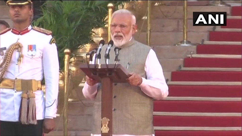 प्रधानमंत्री के तौर पर पद और गोपनीयता की शपथ लेते नरेंद्र मोदी
