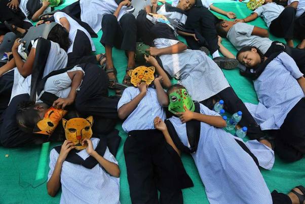 मुंबई में ‘क्लाइमेट चेंज प्रोटेस्ट’ के दौरान जमीन पर लेटीं स्कूली छात्राएं