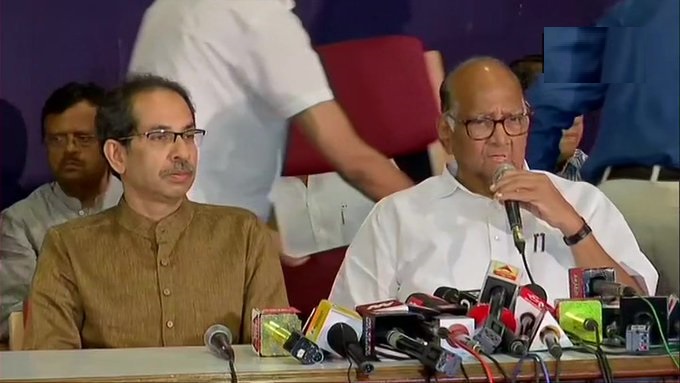 महाराष्ट्र में भाजपा-एनसीपी की सरकार के बाद साझा प्रेस कॉन्फ्रेंस करते शरद पवार और शिवसेना प्रमुख उद्धव ठाकरे