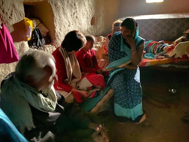 उन्नाव में मृतका के परिवार से मुलाकात करती कांग्रेस महासचिव प्रियंका गांधी