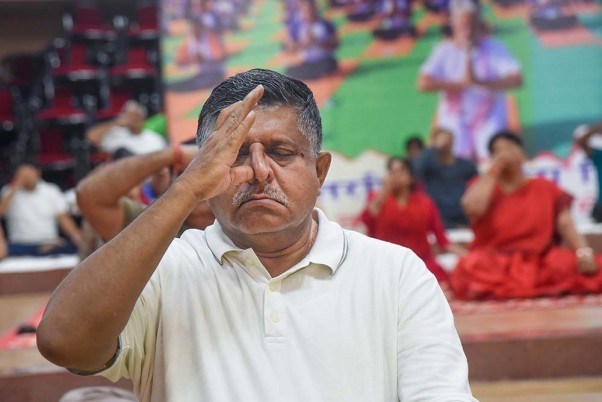 अंतरराष्ट्रीय योग दिवस के अवसर पर पटना में योग करते केंद्रीय कानून और आईटी मंत्री रविशंकर प्रसाद