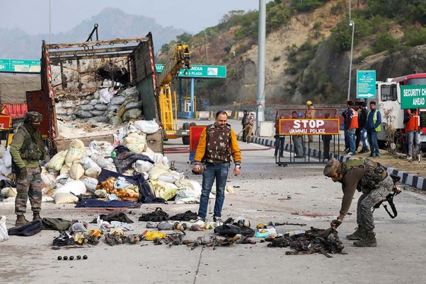 जम्मू में नगरोटा बान टोल प्लाजा पर 4 आतंकियों को ढेर करने के बाद मुठभेड़ स्थल का निरीक्षण करते सुरक्षाकर्मी