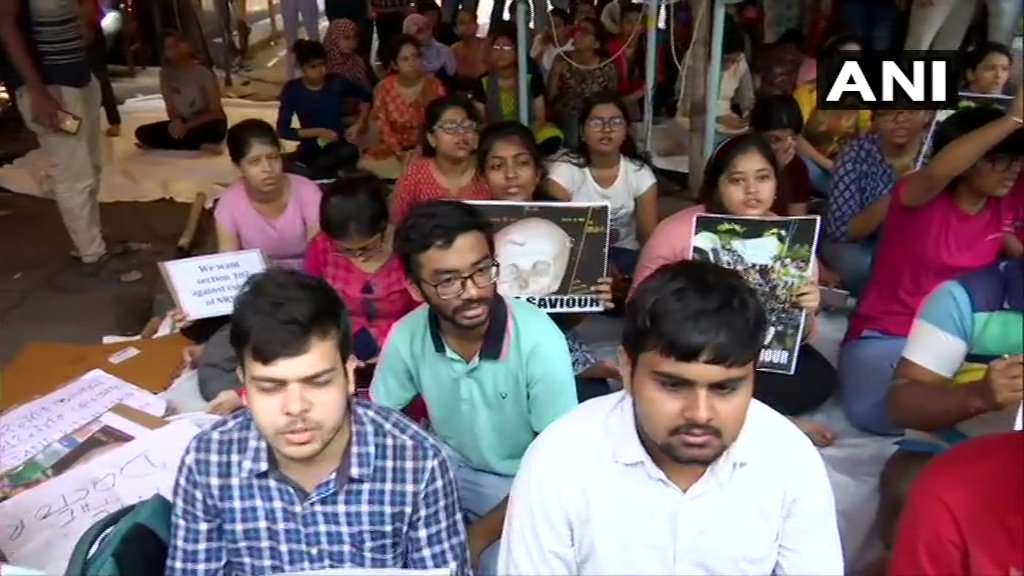 कोलकाता के एनआरएस अस्पताल में एक मरीज के परिजनों द्वारा जूनियर डॉक्टर्स की पिटाई के बाद तीसरे दिन भी हड़ताल पर जूनियर डॉक्टर्स।