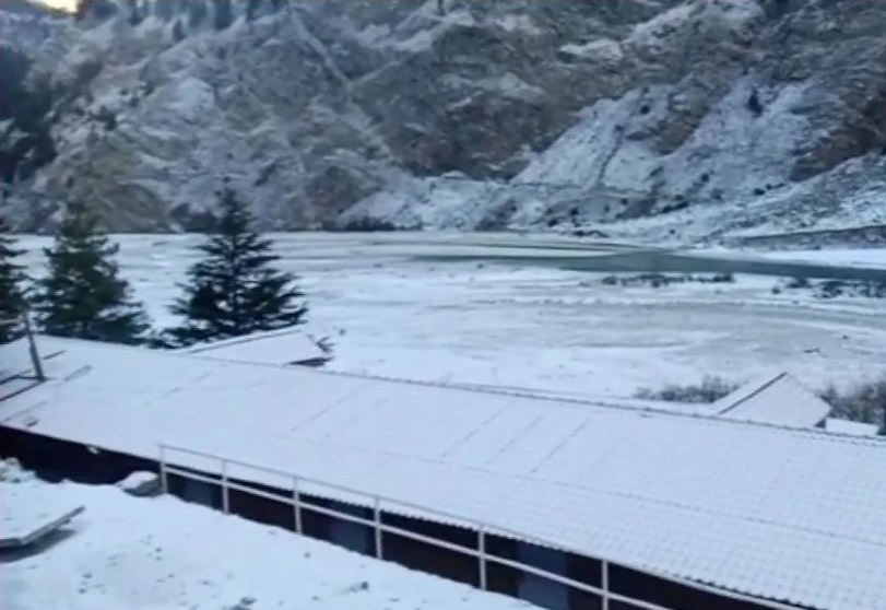 पहाड़ों से मैदानों तक ठंड का असर, उत्तराखंड के हरसिल में बर्फबारी का दृश्य