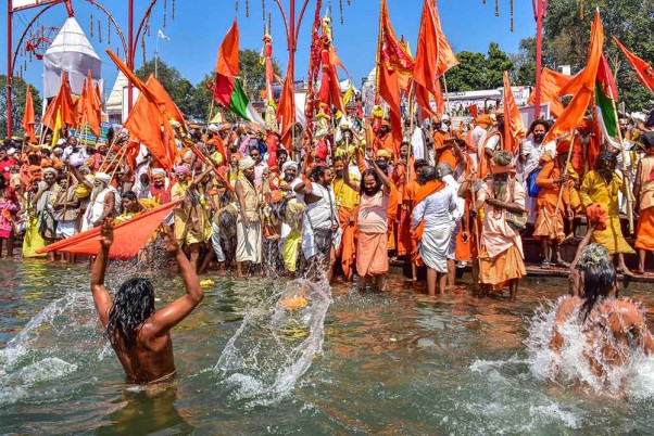 जबलपुर में नर्मदा गौ कुंभ 2020 के दौरान नर्मदा नदी में डुबकी लगाते नागा साधु