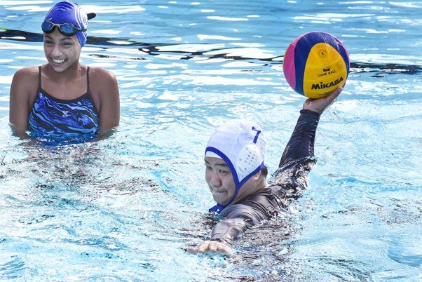 'फिट बेंगलुरु फॉर फिट इंडिया' कार्यक्रम में तैराकों से संग केंद्रीय खेल मंत्री किरेन रिजिजू