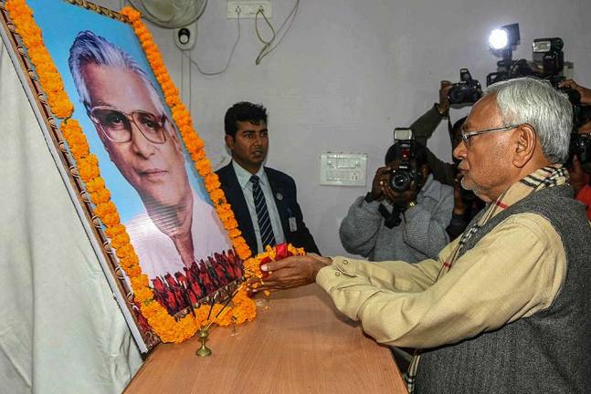 पूर्व केंद्रीय रक्षा मंत्री जॉर्ज फर्नांडीस को श्रद्धांजलि अर्पित करते बिहार के मुख्यमंत्री नीतीश कुमार।