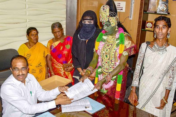 लोकसभा चुनाव 2019 के लिए मदुरै लोकसभा क्षेत्र से नामांकन दाखिल करती ट्रांसजेंडर भारती कन्नम्मा