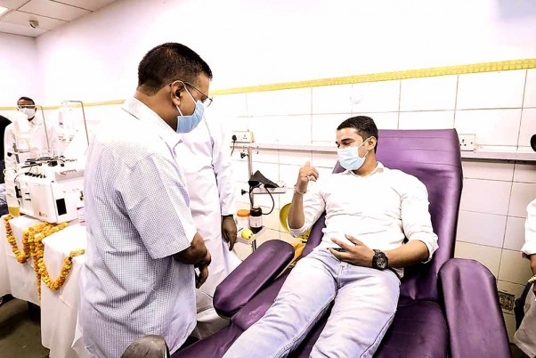 नई दिल्ली के एलएनजेपी अस्पताल में प्लाज्मा बैंक के उद्घाटन के मौके पर एक डोनर से बातचीत करते दिल्ली के मुख्यमंत्री अरविंद केजरीवाल