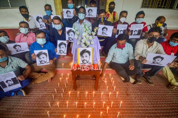 अगरतला में प्रेस क्लब में मीडिया कर्मियों ने अफगानिस्तान में मारे गए भारतीय फोटो जर्नलिस्ट दानिश सिद्दीकी को दी श्रद्धांजलि