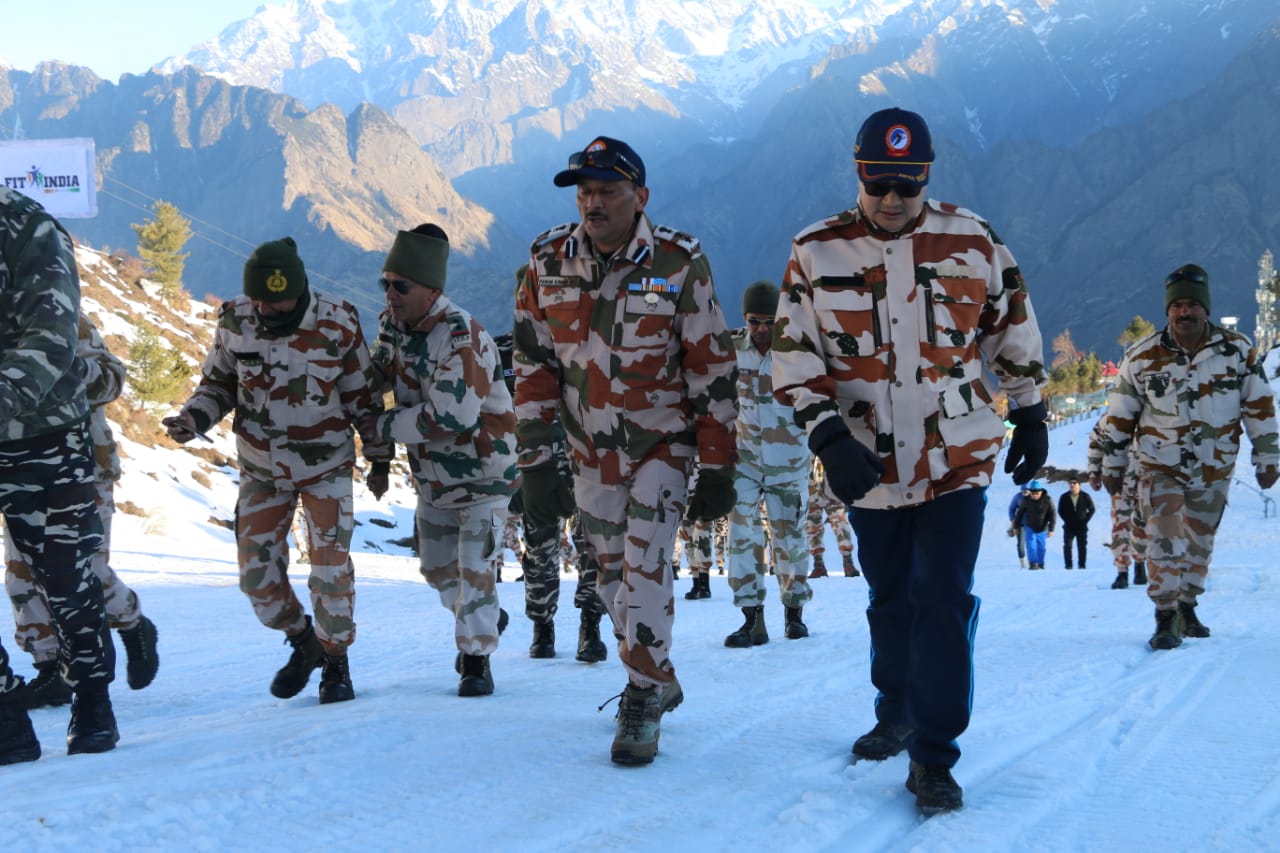 औली में फिट इंडिया मूवमेंट के तहत भारत-तिब्बत सीमा पुलिस (आईटीबीपी) के जवानों के साथ केंद्रीय खेल मंत्री किरेन रिजिजू